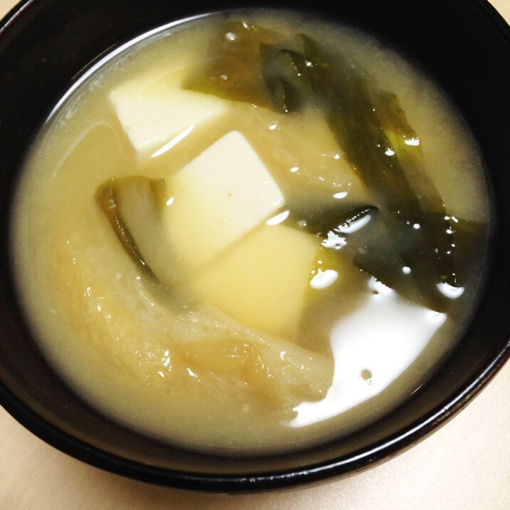 豆腐とわかめと麩の味噌汁